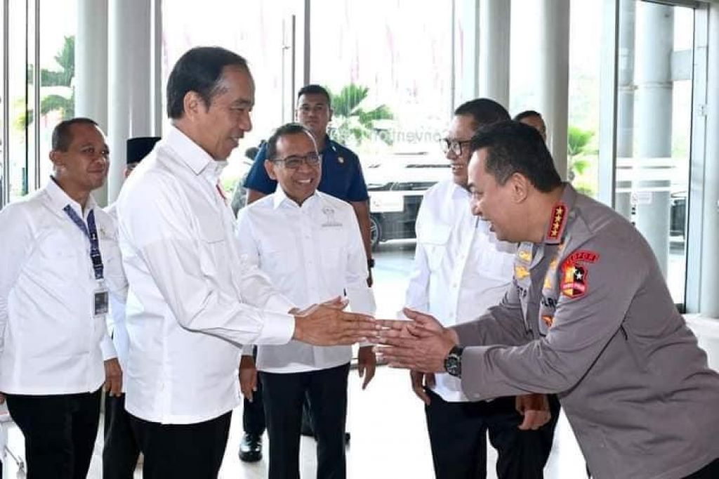 Jokowi bersalaman dengan Kapolri, Jenderal Listyo Sigit