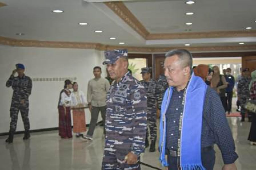 Brigjen TNI (Mar) Said Latuconsina menyambut kedatangan Deputi Gubernur Bank Indonesia 