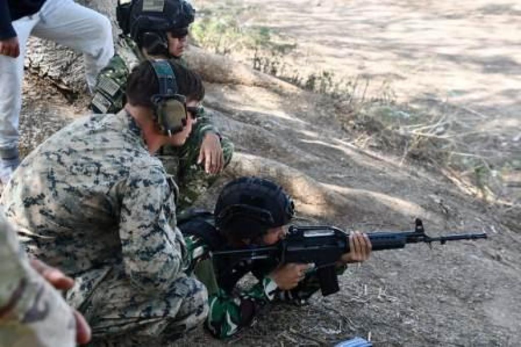 Zeroing atau koreksi senjata sebelum melaksanakan latihan menembak senjata ringan 