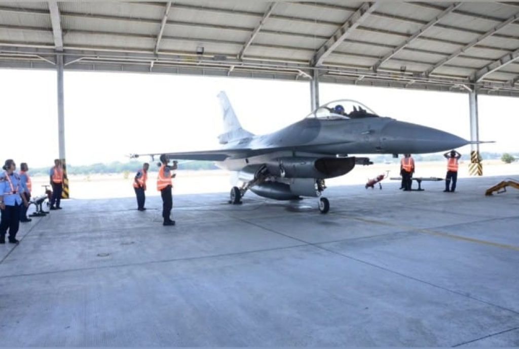 Pesawat tempur jenis F16 Fighting Falcon dan pesawat angkut modern C-130