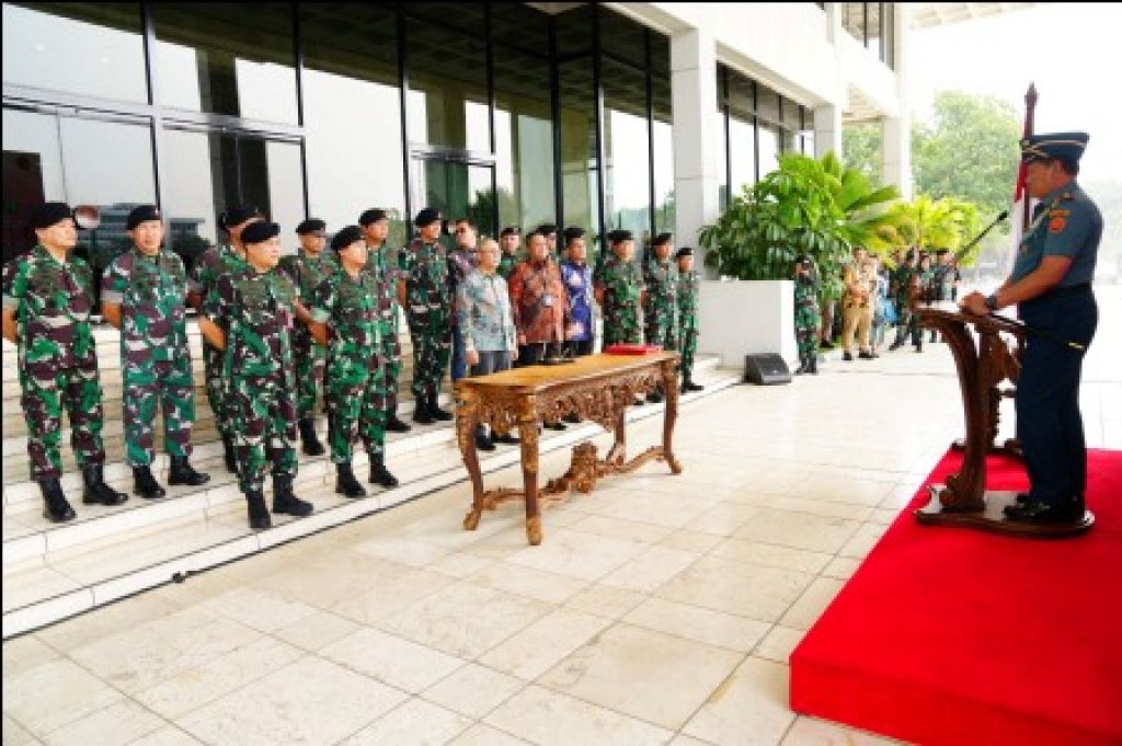 Penerimaan hibah 6 unit kendaraan ambulance dari BRI di Plaza Mabes TNI