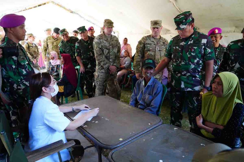 Panglima TNI, Laksamana TNI Yudo Margono bakti sosial berupa pengobatan dan pemberian sembako