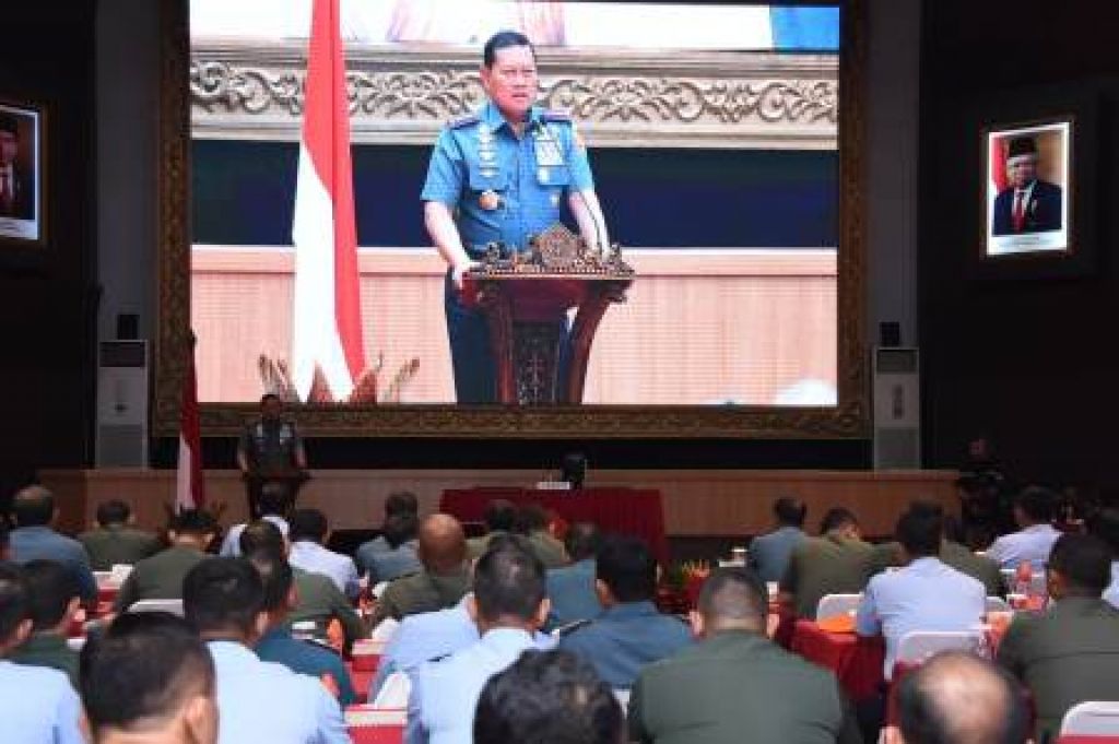 Panglima TNI Laksamana TNI Yudo Margono saat memberikan pengarahan kepada Pangkotama di jajaran TNI