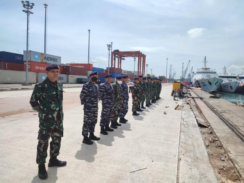 KRI dr. Radjiman Wedyodiningrat-992 dalam sesi latihan 