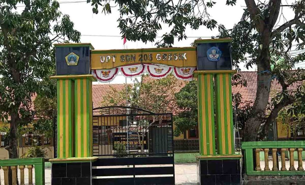 Gapura SDN 205 Mojowuku