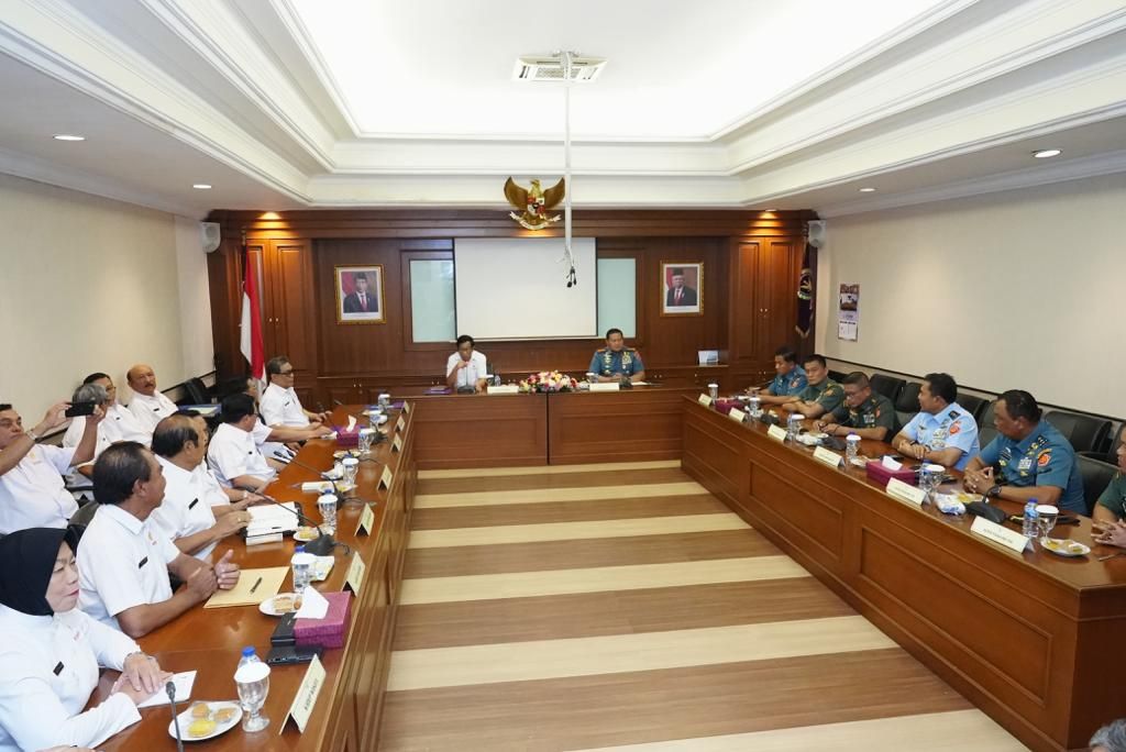 Panglima TNI Laksamana TNI Yudo Margono melaksanakan kunjungan dan silaturahmi kepada Jenderal TNI (Purn) Agum Gumelar