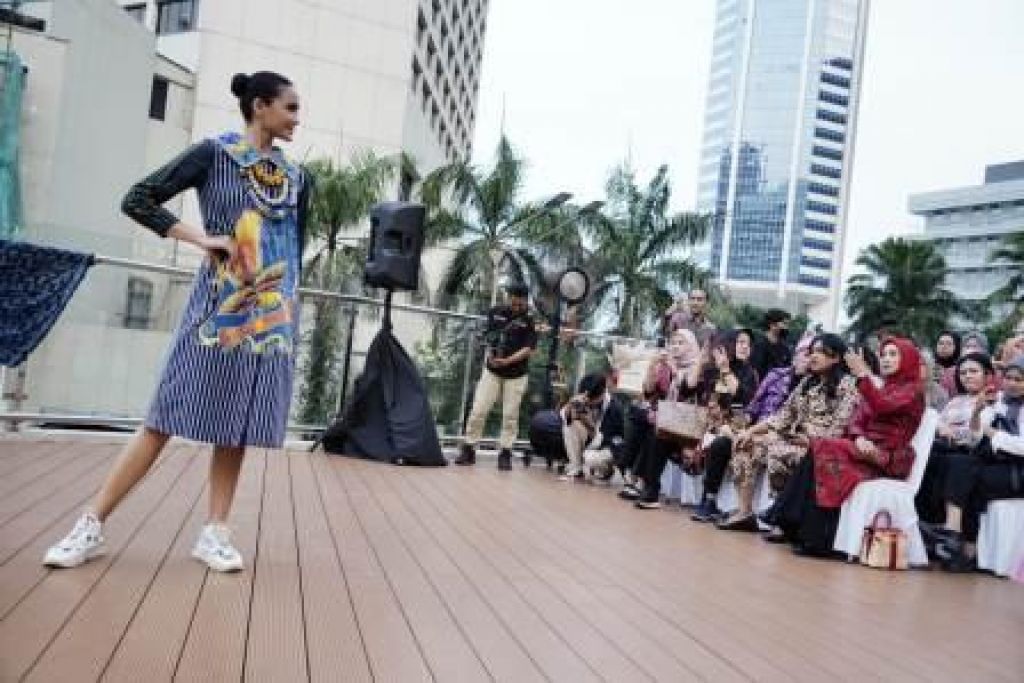 Peragaan busana batik di Halte Tosari Transjakarta, Jalan MH Thamrin, Jakarta Pusat
