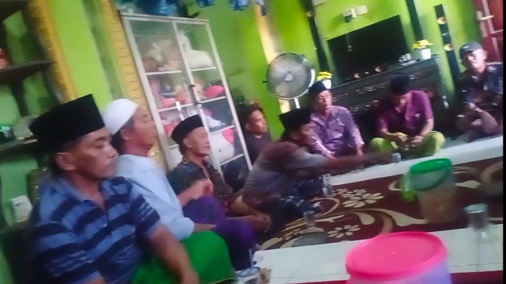 Puluhan warga di kediaman Kades Desa Kwanyar