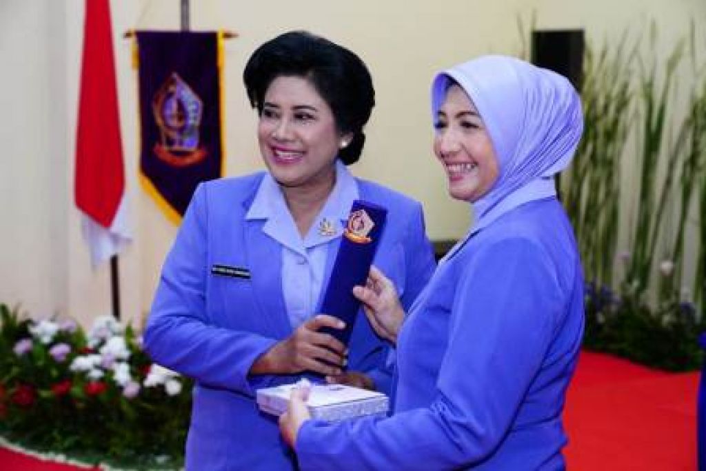 Ketua IKKT PWA Gabungan II Irjen TNI diserahterimakan dari Ny. Nita Angkasa Dipua kepada Ny. Etta Suhartono