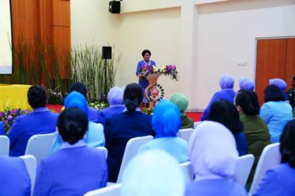 Ny. Vero Yudo Margono memimpin serahterima jabatan