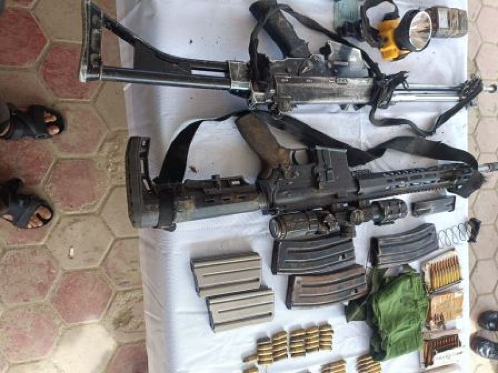 3 pucuk senjata (1 AR 10, 1 SS1 dan 1 pistol FN)