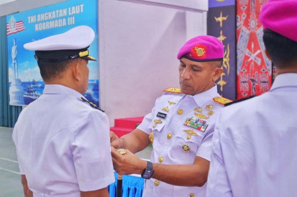 Brigjen TNI (Mar) Said Latuconsina, memimpin upacara serah terima jabatan Dandenma Lantamal IX dan Kadisfaslan Lantamal IX