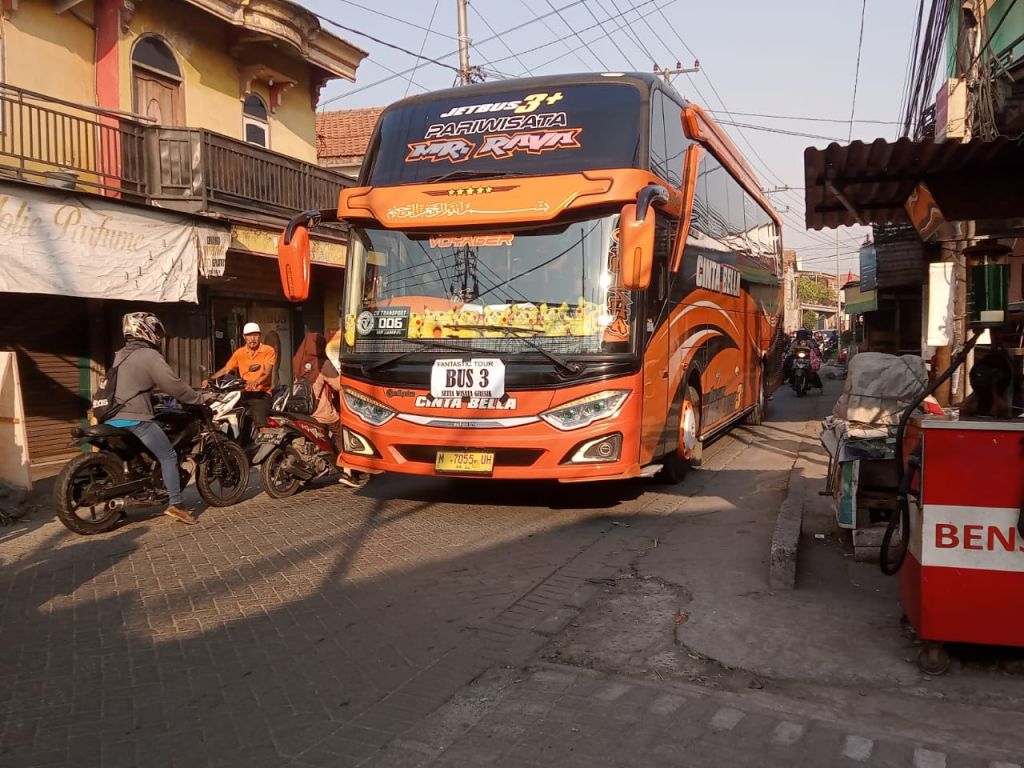 Salah satu bus rombongan Study Tour SMPN 33 Gresik
