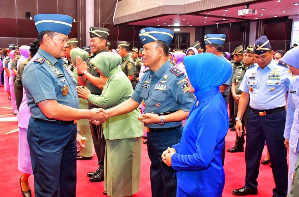 Panglima TNI mengucapkan selamat kepada Laksma TNl Sisyani Jaffar