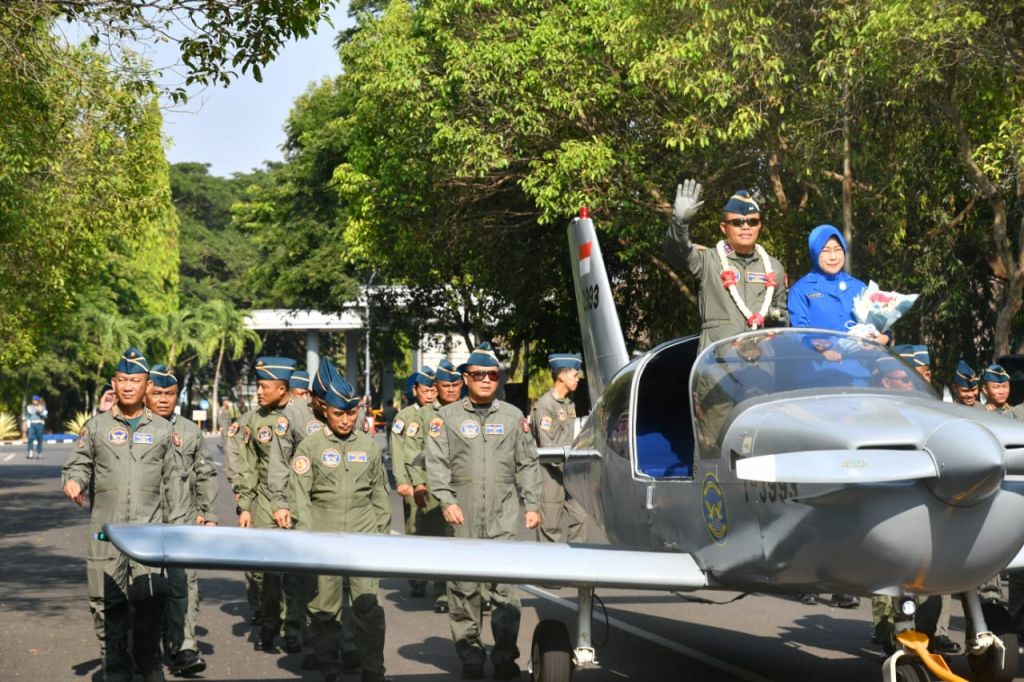 Laksda TNl Sisyani Jaffar disambut acara tradisi dengan menaiki Mockup pesawat Bonanza