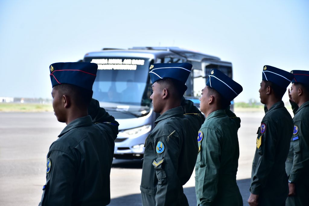 Laksamana Muda TNl Sisyani Jaffar S.M mengikuti Admiral Inspection