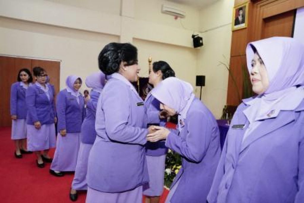 Pragati Wira Anggini (PWA) Ny. Vero Yudo Margono memimpin Serah Terima Jabatan dua jabatan Pengurus IKKT PWA Pusat