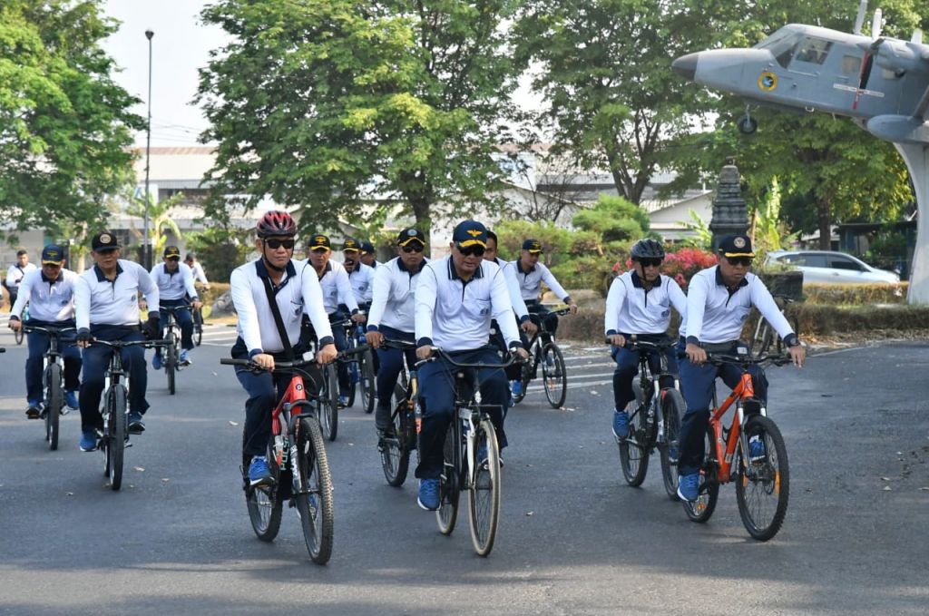 Para Pejabat Utama Puspenerbal memanfaatkan jam olahraga pagi dengan bersepeda santai