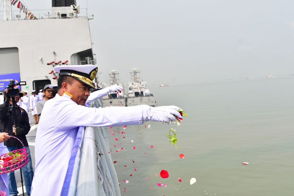 Laksda TNl Sisyani Jaffar melaksanakan Tabung Bunga dalam rangka memperingati Hari Pahlawan tahun 2023