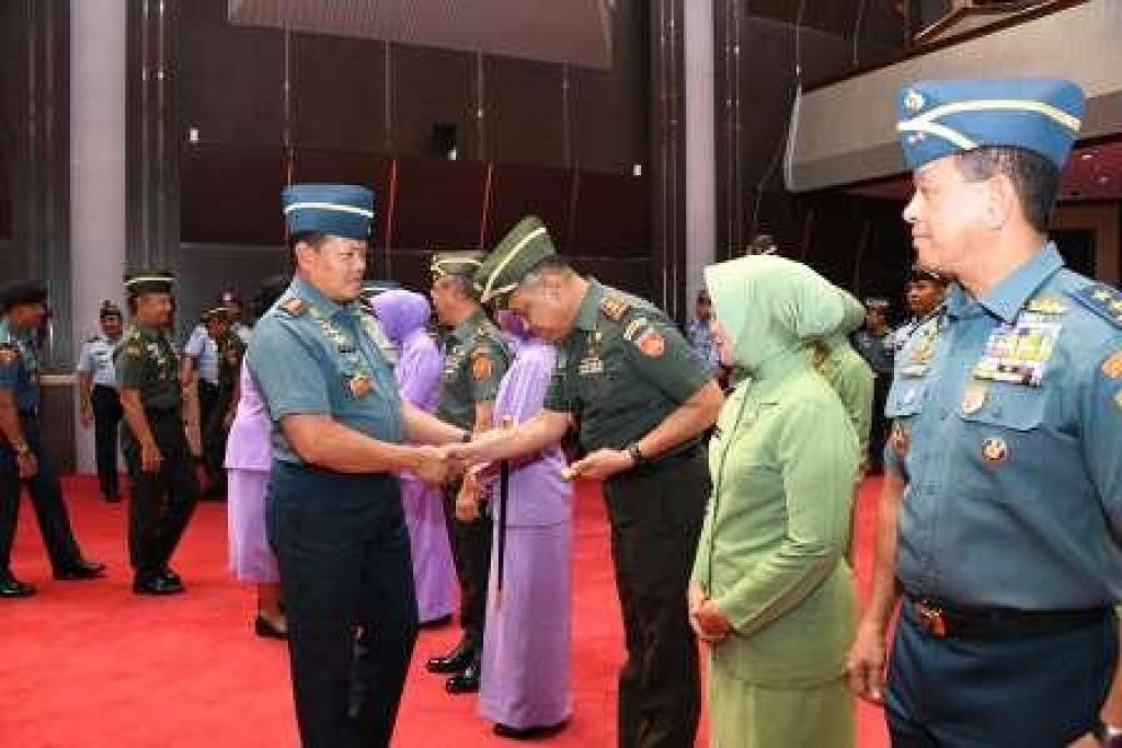 Panglima TNI memberi selamat kepada perwiran yang naik pangkat