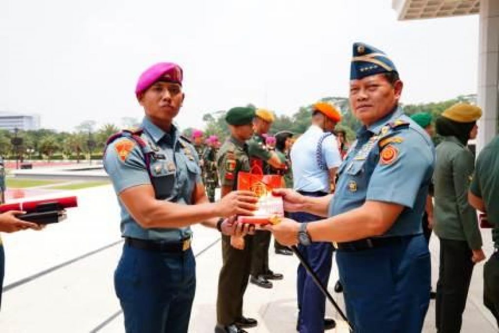 Penyerahan penghargaan kepada prajurit berprestasi