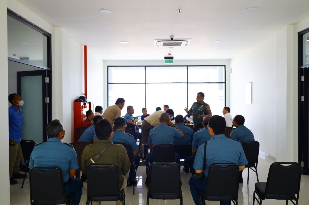 Laksma TNl Bayu Alisyahbana mewakili Komandan Puspenerbal Laksda TNl Sisyani Jaffar menerima Tim Badan Pemeriksa Keuangan