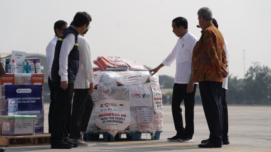 Laksamana TNI Yudo Margono, mendampingi Presiden RI Joko Widodo melepas pengiriman bantuan sosial ke Palestina