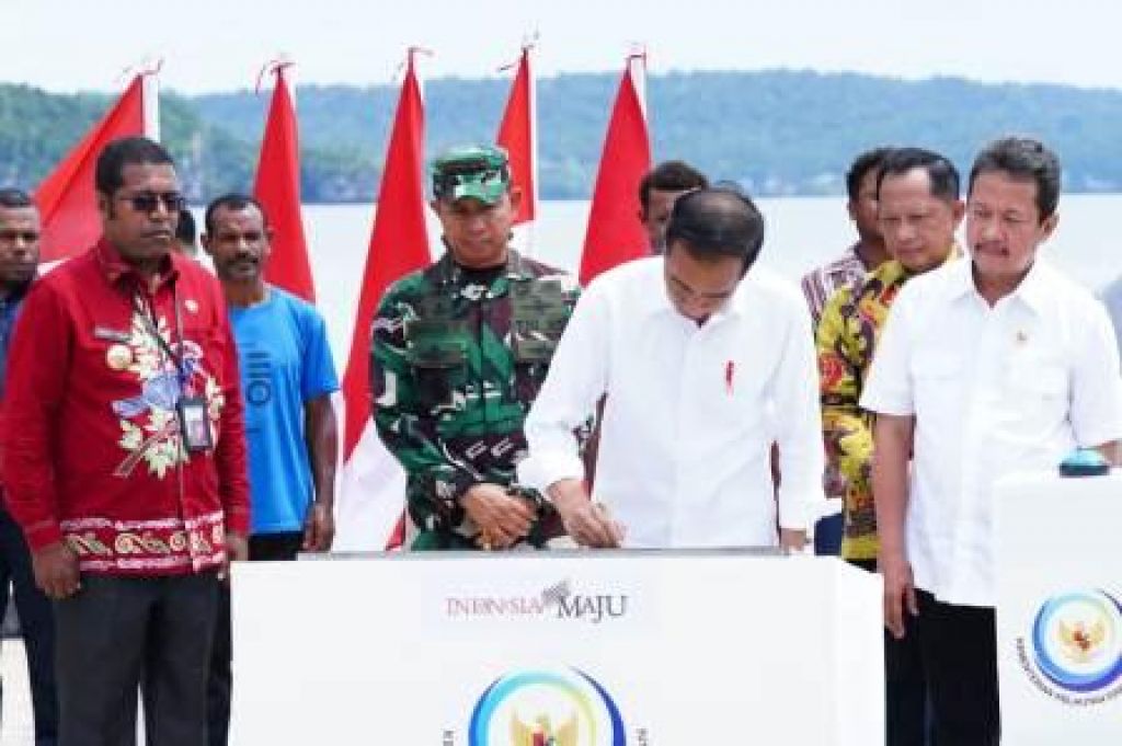 Jenderal  TNI Agus Subiyanto mendampingi Presiden RI Joko Widodo dalam rangkaian kegiatan puncak acara Sail Teluk Cenderawasih 2023 