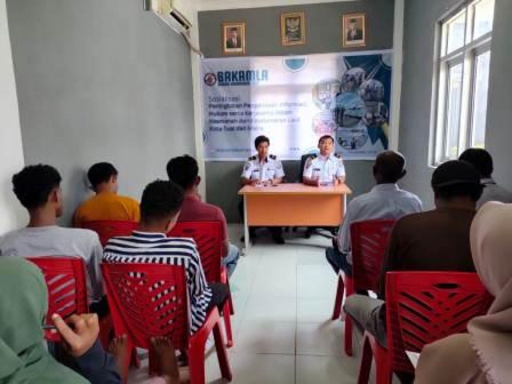 Bakamla memberikan Tali Kasih berupa Sembako