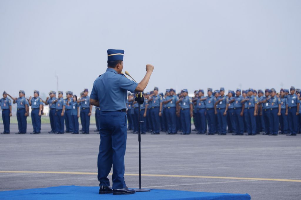 Danpuspenerbal dihadapan ratusan prajurit dan PNS pada Apel Gabungan yang digelar di Apron Fasharkan Pesud Puspenerbal