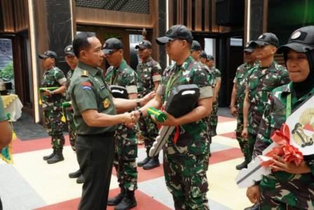 Panglima TNI menerima Kontingen TNI AD yang telah mengikuti lomba menembak