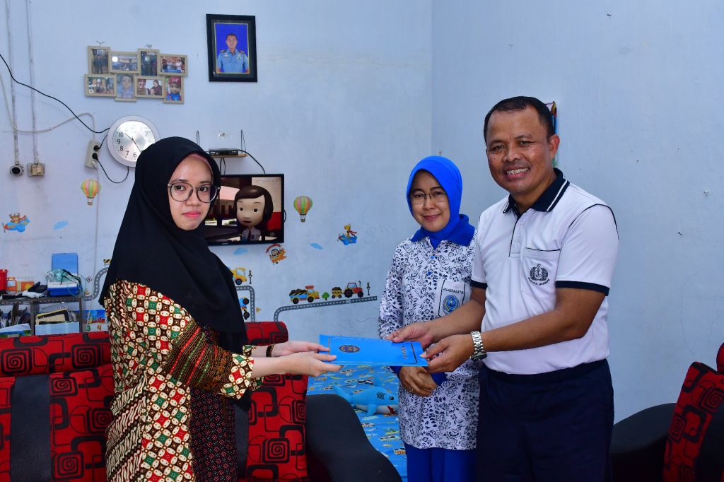 Laksda TNl Sisyani Jaffar didampingi Ketua Gabungan Jalasenastri Puspenerbal Ny. Vivi Sisyani Jaffar melaksnakan Anjangsana ke tiga keluarga Warakauri