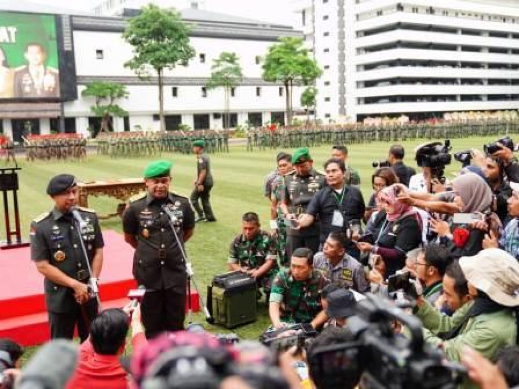 Panglima TNI Jenderal TNI Agus Subiyanto dihadapan awak media