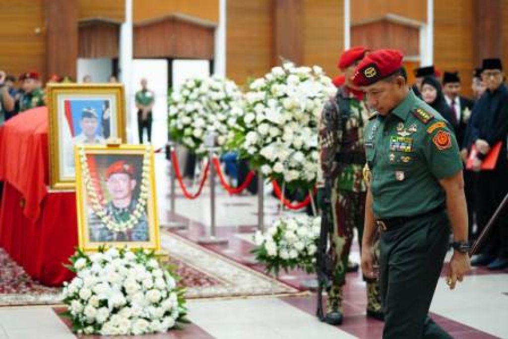 Jenderal TNI Agus Subiyanto bertindak sebagai Inspektur Upacara pada pemakaman Alm. Doni Monardo