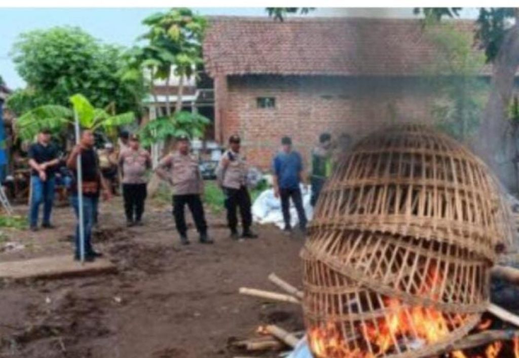 Peralatan sabung ayam dimusnahkan Polsek Pungging