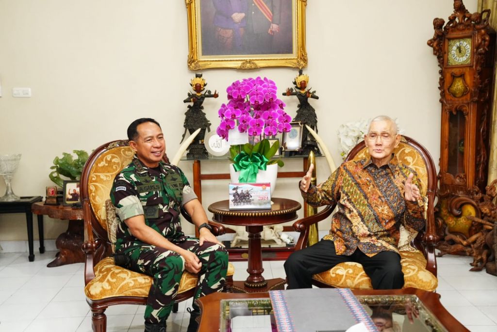 Panglima TNI bertemu Try Sutrisno