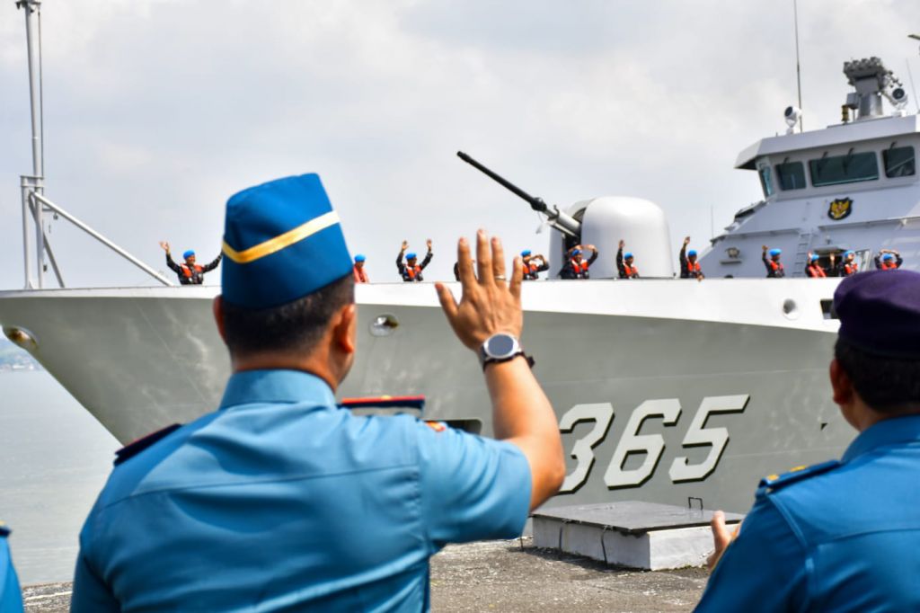 Laksma TNl Bayu Alisyahbana mewakili Komandan Puspenerbal Laksda TNl Sisyani Jaffar menghadiri Upacara Pemberangkatan 120 personel Satgas MTF TNI