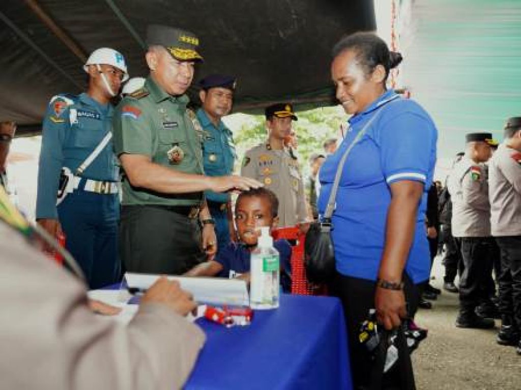Panglima TNI Jenderal TNI Agus Subiyanto bertemu warga Papua