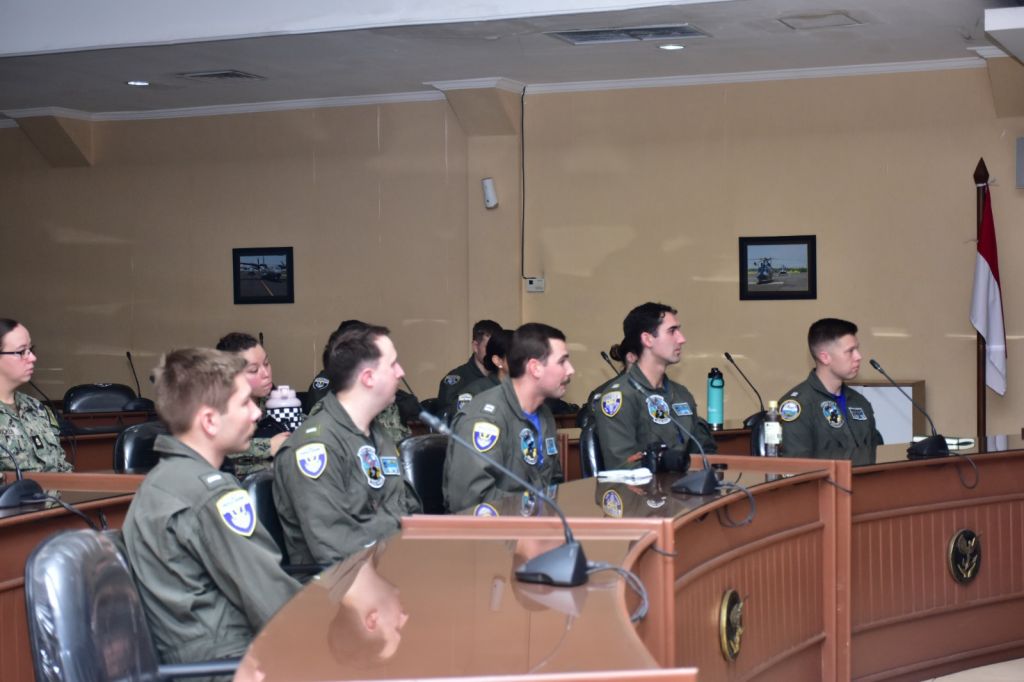 Beberapa perwiranAngkatan Laut Amerika Serikat