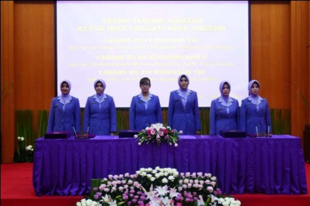 Ny Evi Agus Subiyanto memimpin Serah Terima Jabatan (Sertijab) lima Ketua Pengurus Pusat IKKT PWA