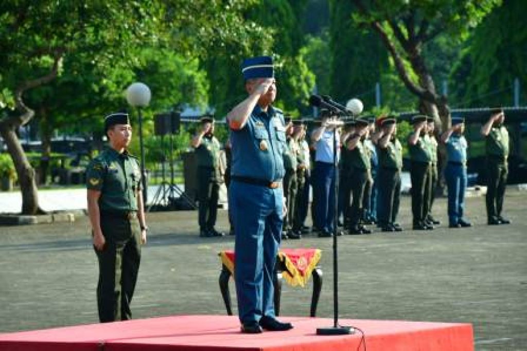 Pati Sahli Tk. III Bid. Banusia Panglima TNI, Laksda TNI Hanarko Djodi Pamungkas, yang bertindak sebagai inspektur upacara 
