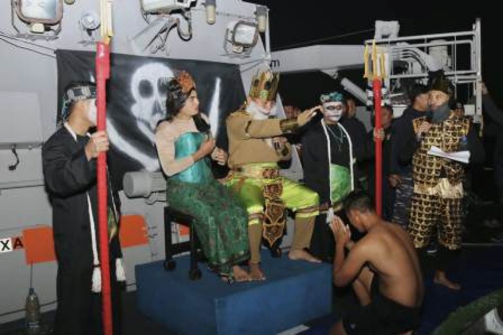 Tradisi Mandi Khatulistiwa dilaksanakan prajurit KRI Frans Kaisiepo 