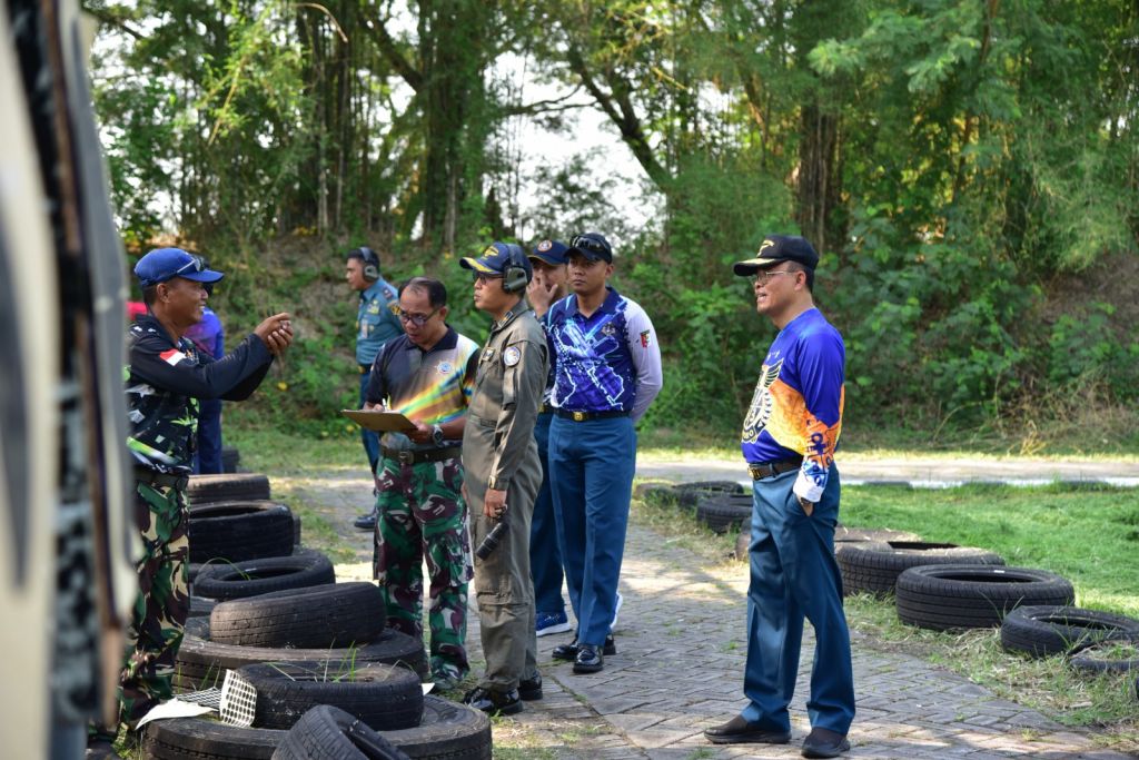 Laksda TNl Sisyani Jaffar Refreshing saat melaksanakan refreshing latihan menembak pistol