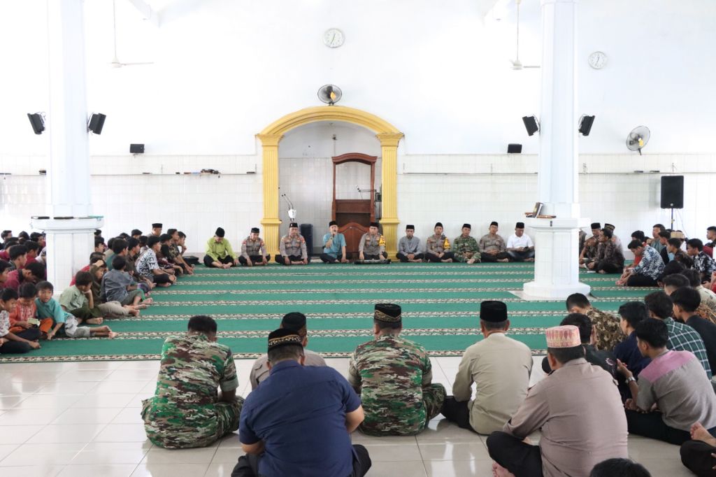 Kapolres Nganjuk , AKBP Muhammad gelar Jumat Curha bersama jamaah sholat Jumat di Masjid Millenium Alfiena