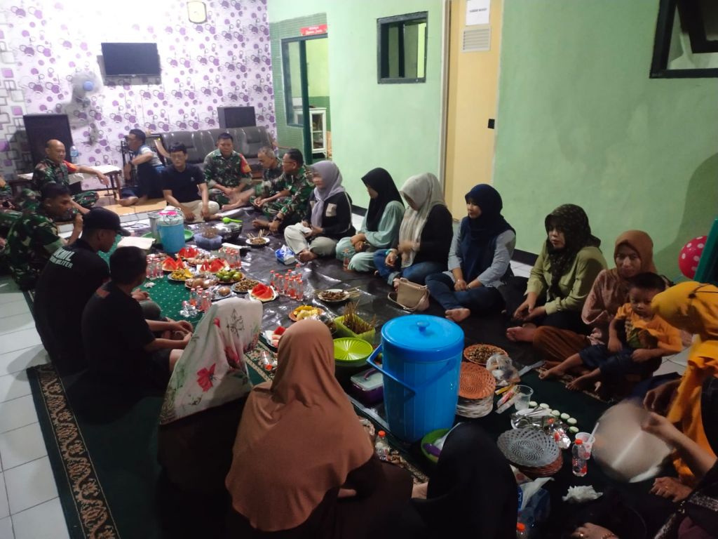 Koramil 0816/15 Sukodono menggelar doa bersama.