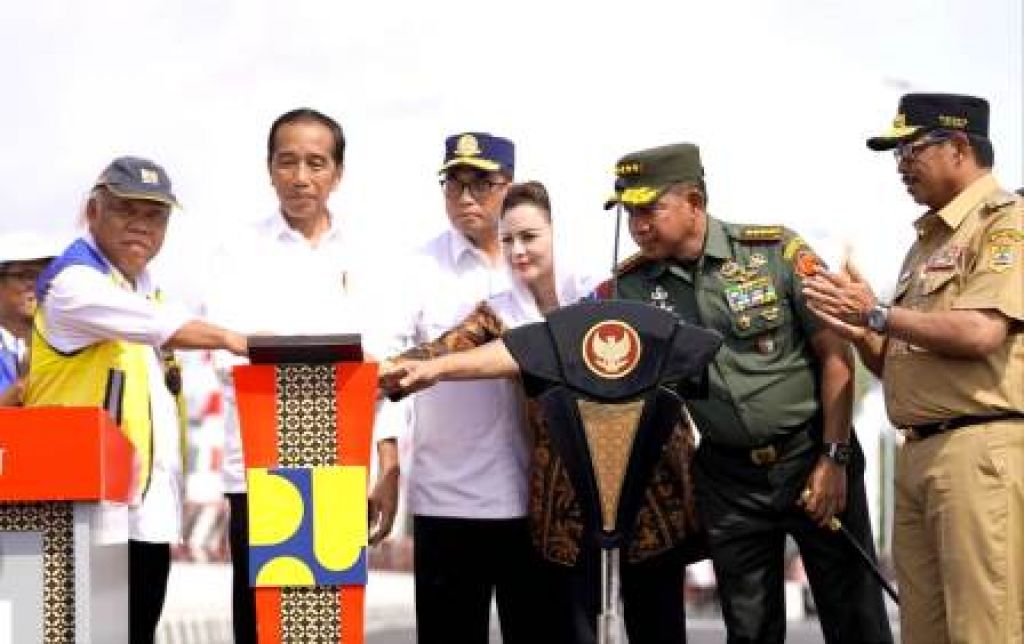 Presiden Joko Widodo melaksanakan peresmian jembatan dengan penekanan tombol sirene