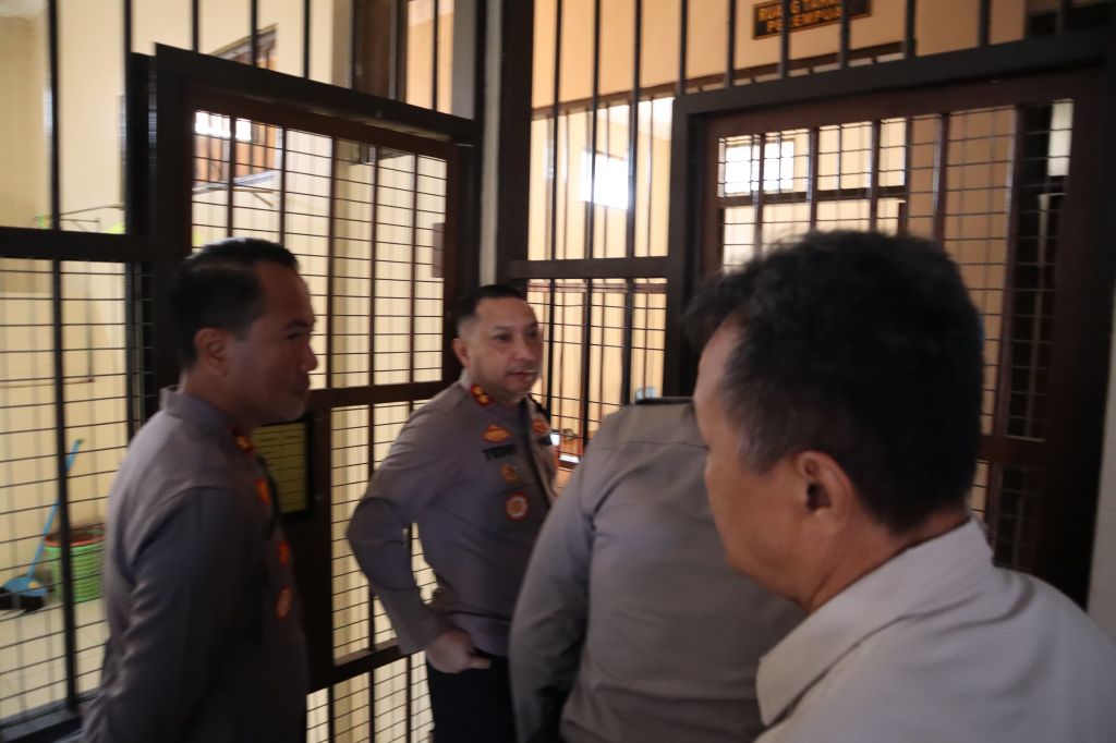 Kapolres Kediri Kota, AKBP Teddy Chandra melakukan pengecekan ruang tahanan