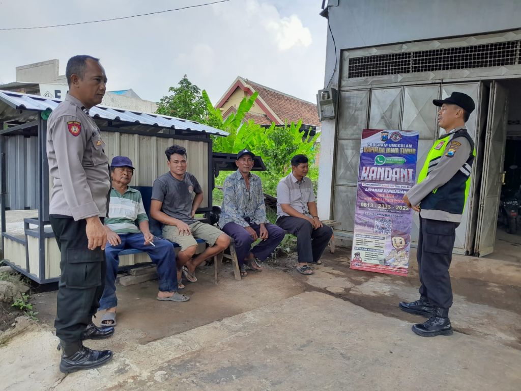 Kanit Binmas Polsek Megaluh, Aiptu Agus Winarno bersama anggota lainnya melaksanakan giat Patroli sambang ke Desa Sidomulyo
