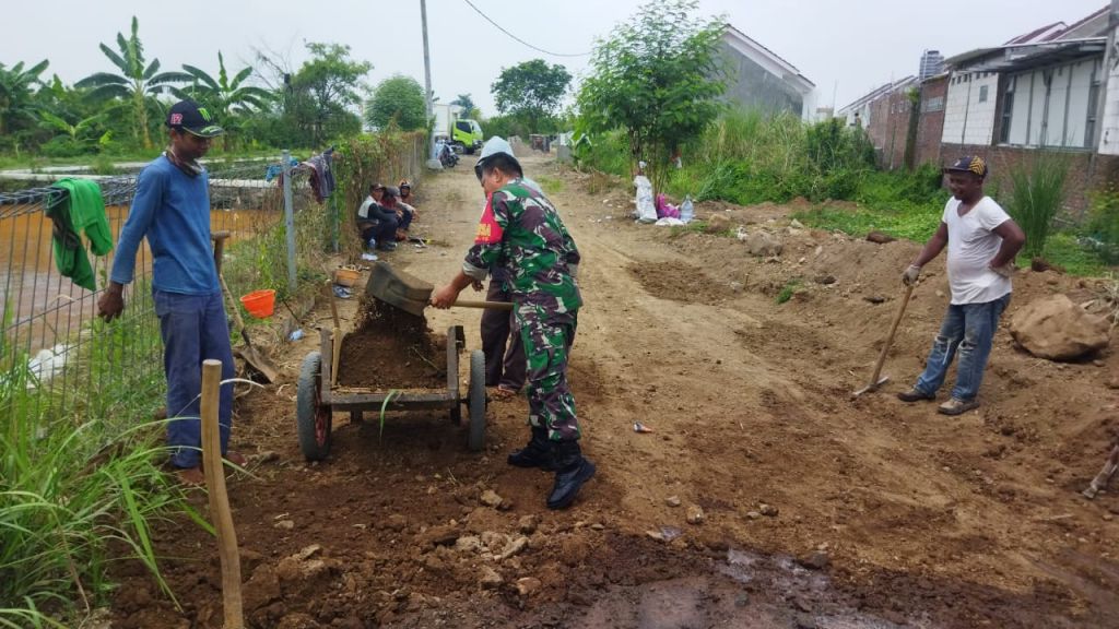 Warga bersama Babinsa, Serma Agus Mahfudi tampak kompak mereka bahu membahu membangun membersihkan jalan penghubung antar dusun
