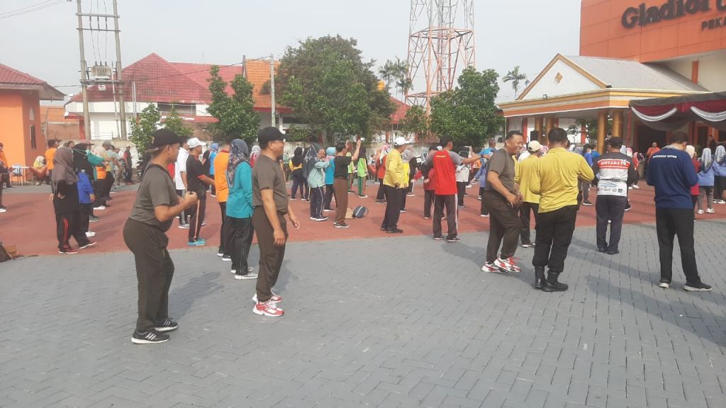 Senam bersama di gedung Gladiol Convention